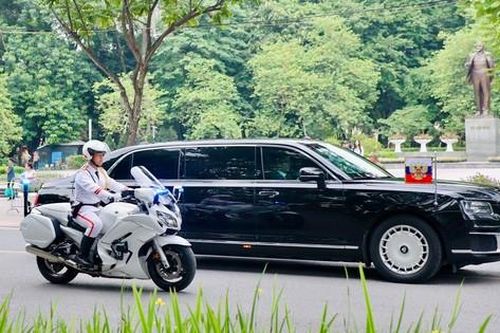 Đoàn xe hộ tống Tổng thống Nga Putin lăn bánh trên đường phố Hà Nội