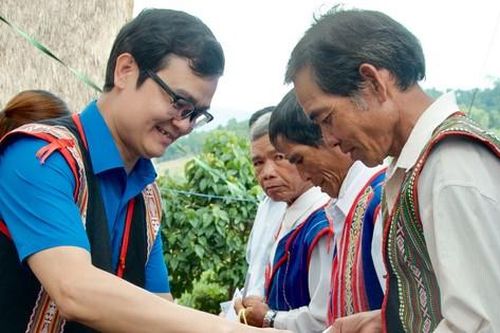 Bí thư thứ nhất T.Ư Đoàn thăm già làng, trưởng bản, người có uy tín ở Kon Tum