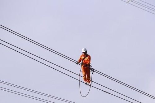 Miệt mài lao động trên 'chảo lửa' công trường đường dây 500kV mạch 3