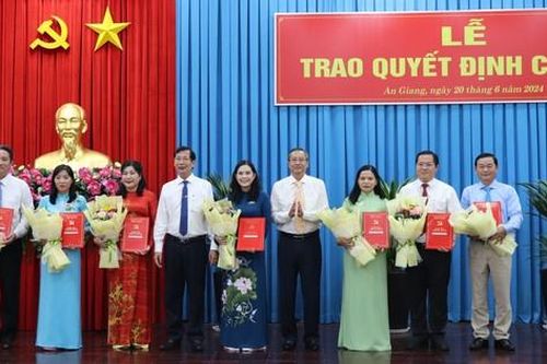 Ban thường vụ Tỉnh ủy An Giang trao các quyết định về công tác cán bộ