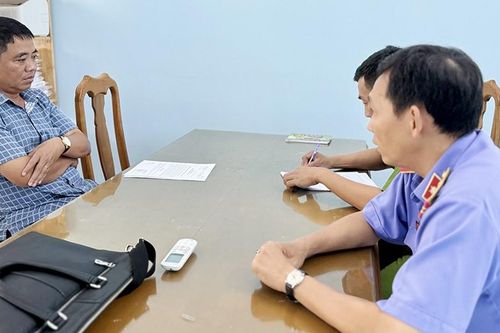 Nợ tiền chúc Tết, lãnh đạo huyện chỉ đạo cấp dưới rút ruột ngân sách ra sao?