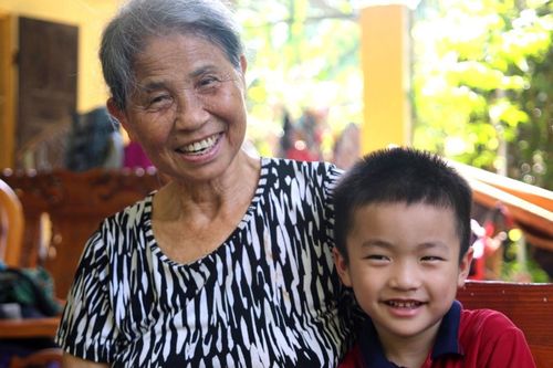 Bố mẹ mất sau tai nạn, bé 5 tháng tuổi đi xin sữa giờ ra sao?