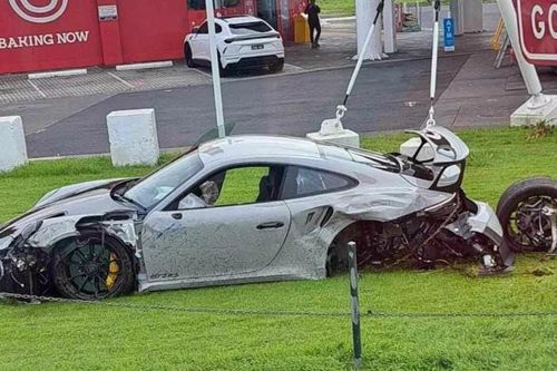 Siêu xe Porsche 911 hàng hiếm vỡ nát đầu sau màn vượt ẩu qua xe đầu kéo