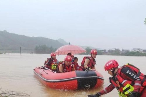 Lũ lụt hoành hành miền nam Trung Quốc, ga tàu biến thành 'bể bơi'