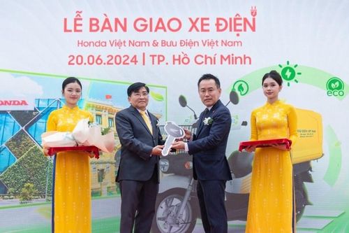 Vietnam Post mở rộng dịch vụ giao hàng bằng xe điện Honda