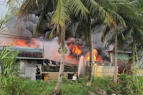 Cháy cơ sở sản xuất bột nhang ở Bình Chánh, 2 người tử vong