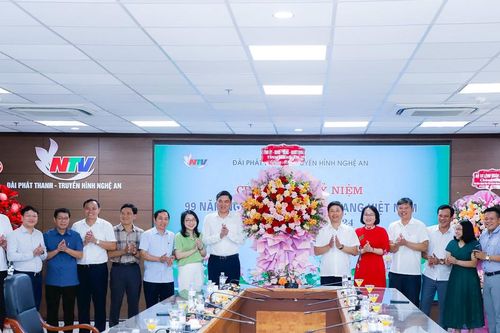 Phó Bí thư Tỉnh ủy Hoàng Nghĩa Hiếu chúc mừng các cơ quan báo chí nhân ngày truyền thống