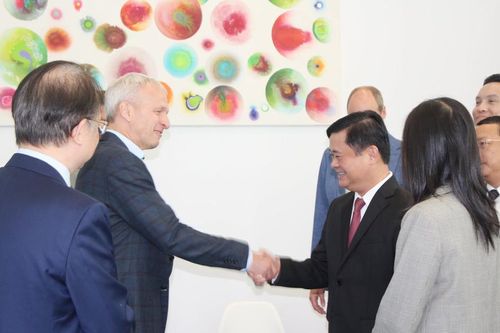 Bốn phương muôn dặm một nhà