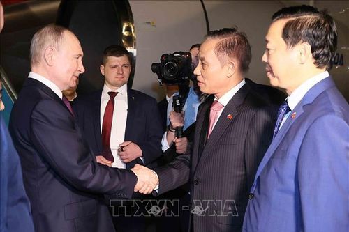 Tổng thống LB Nga Vladimir Putin đến Hà Nội, bắt đầu thăm cấp Nhà nước tới Việt Nam