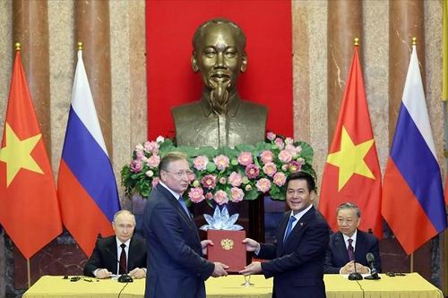 Việt Nam trao chứng nhận đăng ký đầu tư điều chỉnh Lô 11-2 thềm lục địa cho Tập đoàn Zarubezhneft - Nga