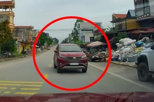 Lái xe thản nhiên lấn làn ngược chiều, suýt đối đầu trực diện ô tô trên đường