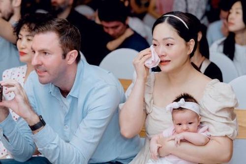 Lan Phương bật khóc trong ngày tốt nghiệp của ái nữ