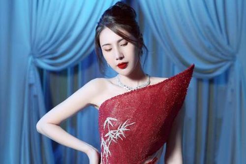 Thực hư việc Thủy Tiên bỏ theo dõi Công Vinh?