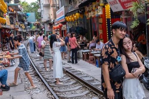 Sốc vì cảnh khách du lịch nườm nượp checkin ở 'xóm cà phê đường tàu' Hà Nội, bất chấp các loại biển cảnh báo nguy hiểm
