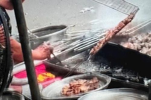 Hà Nội: Chủ quán bún chả rửa thịt bằng 'nước than đen' bị phạt 3,5 triệu đồng