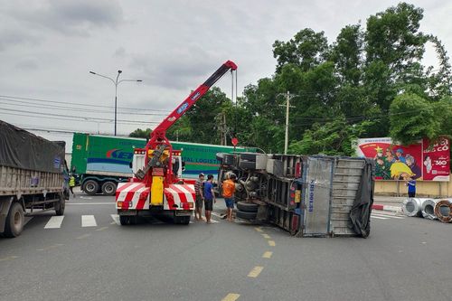 Ô tô chở tôn cuộn lật nhào tại giao lộ