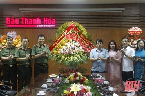Đoàn công tác của Công an tỉnh thăm, chúc mừng Báo Thanh Hóa
