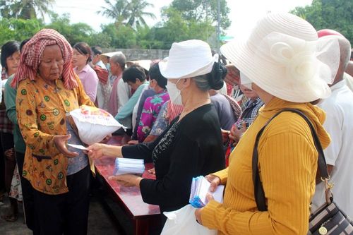Trao 400 phần quà cho hộ nghèo và học sinh có hoàn cảnh khó khăn 2 xã: Văn Giáo và Tân Lợi