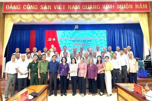 Huyện ủy Chợ Mới họp mặt Ngày Khai sáng đạo Phật giáo Hòa Hảo