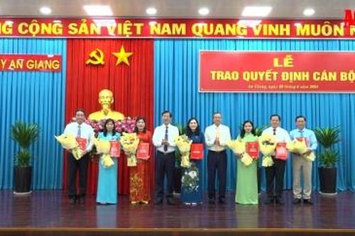 Ban Thường vụ Tỉnh ủy An Giang trao quyết định cán bộ