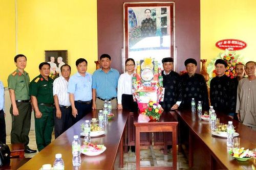 Bí thư Huyện ủy An Phú Quách Tố Giang chúc mừng kỷ niệm 85 năm Ngày Khai sáng đạo Phật giáo Hòa Hảo