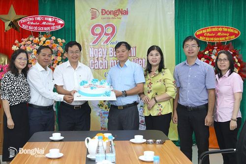 Trưởng ban Dân vận Tỉnh ủy thăm, chúc mừng Báo Đồng Nai nhân ngày 21-6