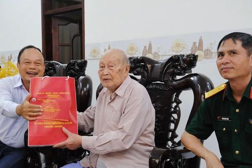 Phó Chủ tịch UBND tỉnh Dương Mah Tiệp thăm, tặng quà cựu chiến binh tham gia trận đánh Đak Pơ