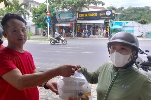 Phát 500 hộp cơm chay miễn phí cho người khó khăn