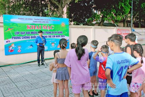 Thành đoàn Lạng Sơn khai mạc lớp dạy bơi miễn phí