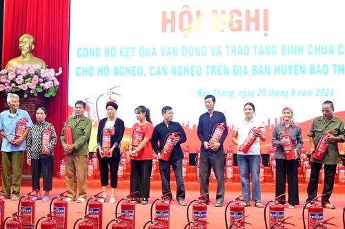 Hội nghị công bố kết quả vận động và trao bình chữa cháy cho hộ nghèo, cận nghèo