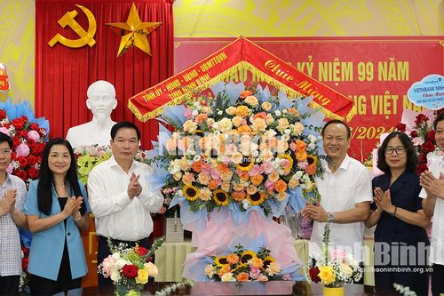 Đồng chí Phó Chủ tịch Thường trực UBND tỉnh thăm, chúc mừng Đài Phát thanh-Truyền hình tỉnh nhân kỷ niệm Ngày Báo chí cách mạng Việt Nam