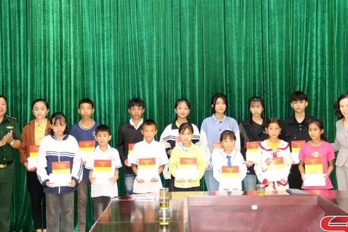 Trao học bổng cho 'con nuôi' Đồn Biên phòng