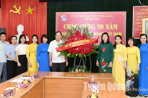 Đồng chí Phạm Thị Minh Xuân, Phó Chủ tịch Thường trực HĐND tỉnh chúc mừng Hội Nhà báo tỉnh