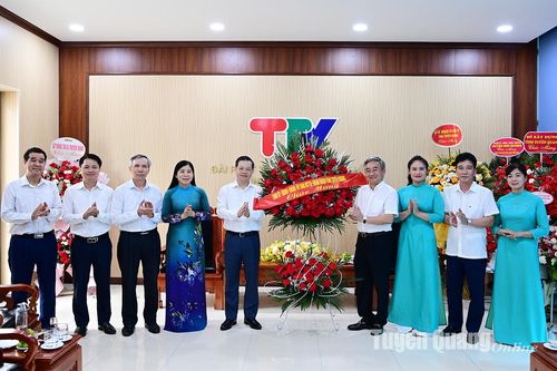 Chủ tịch UBND tỉnh Nguyễn Văn Sơn chúc mừng Đài PT-TH và Hội VH-NT tỉnh