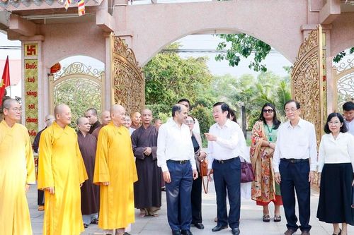 Nguyên Chủ tịch nước Trương Tấn Sang và phái đoàn ngoại giao Ấn Độ thăm chùa Pháp Minh