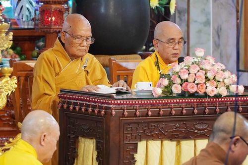 Chư Tăng Q.12 Bố-tát tại trường hạ Quảng Đức
