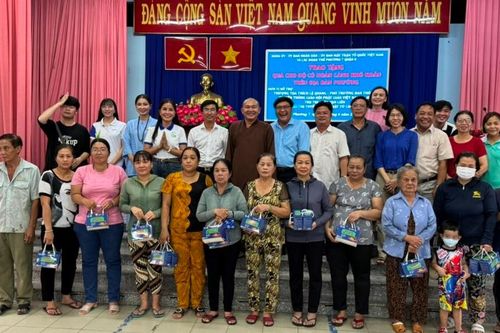 Chùa Vạn Liên tặng 150 phần quà đến bà con khó khăn tại địa phương