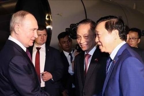 Tổng thống Putin đến Hà Nội, bắt đầu thăm Việt Nam