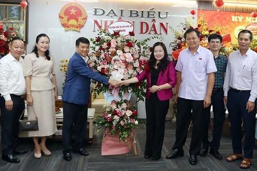 Chủ tịch Hội đồng Dân tộc Y Thanh Hà Niê Kđăm chúc mừng Báo Đại biểu Nhân dân