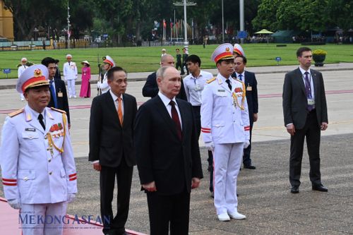 Tổng thống Vladimir Putin vào Lăng viếng Chủ tịch Hồ Chí Minh