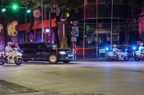 Siêu xe của Tổng thống Putin lướt trên đường phố Hà Nội trong đêm