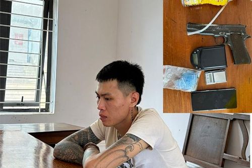 Bắt đối tượng tàng trữ 'hàng trắng', phát hiện thêm 'hàng nóng'