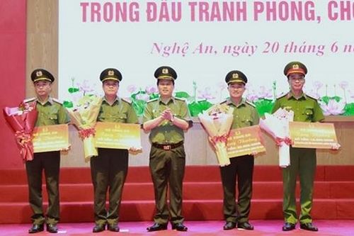 Trao thưởng thành tích đặc biệt xuất sắc trong đấu tranh phòng, chống tội phạm