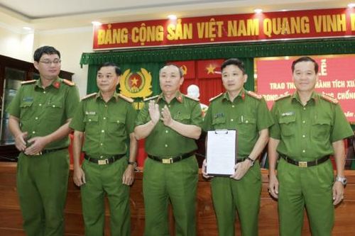 Khen thưởng lực lượng triệt phá chuyên án ma túy lớn tại Bình Định