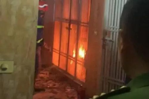 Cứu một người trong đám cháy lúc rạng sáng