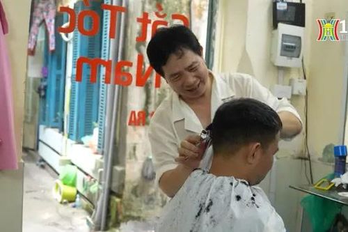 Tiệm cắt tóc mậu dịch lưu giữ kí ức Hà Nội xưa