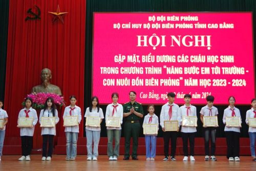 Gặp mặt, biểu dương học sinh tiêu biểu trong chương trình 'Nâng bước em tới trường - Con nuôi đồn biên phòng'