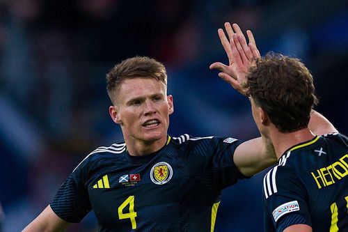 EURO 2024: Vì sao tiền vệ Man Utd được tính bàn thắng dù đối thủ phản lưới?