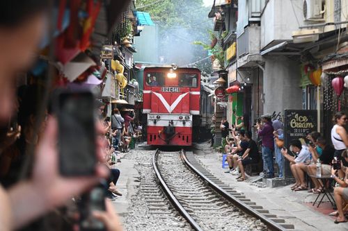 Chính quyền lập rào chắn, phố cà phê đường tàu vẫn tấp nập khách đến check-in