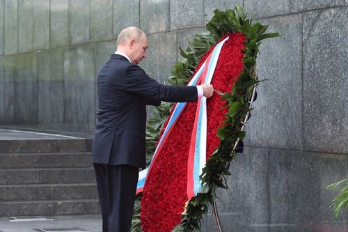 Tổng thống Nga Putin viếng Lăng Chủ tịch Hồ Chí Minh